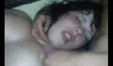 الثلاثي موقع جنس اجنبي مع اثنين من المراهقين الساخنة