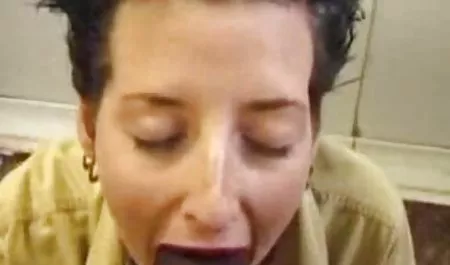 امرأة جنس أجنبي سمراء جميلة ركوب الخيل بلدي ديك كبيرة في الهواء الطلق
